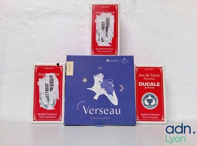 trois boîtes de savon empilées les unes sur les autres sur une table