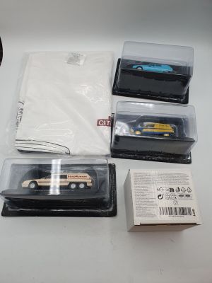 une boîte de petites voitures en assortiment posée sur une table