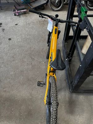 un vélo jaune garé dans un garage