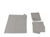 Les quatre morceaux de tissu sont disposés sur une surface blanche