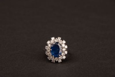 bague en saphir bleu et diamant sur fond noir