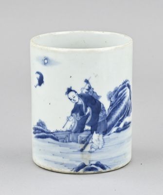 une image représentant une tasse bleue et blanche sur laquelle figure un homme dans un bateau sur l'eau