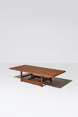 une photo d'une table basse en bois sur fond blanc
