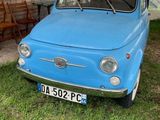 une petite voiture bleue garée dans l'herbe