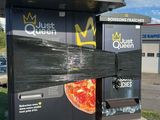 un distributeur automatique sur lequel figure une pizza