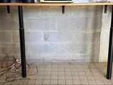 un micro-ondes posé sur une table dans une cuisine