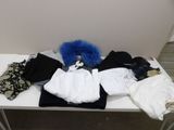 une table blanche sur laquelle sont posés un tas de vêtements