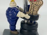 une figurine représentant un homme tenant un roitelet et un roitelet