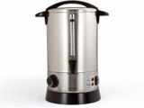 cafetière en acier inoxydable avec une poignée noire sur fond blanc