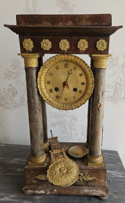une horloge posée sur une table