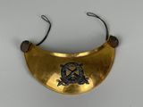 collier plaqué or orné d'un emblème noir et blanc