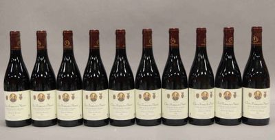 six bouteilles de vin alignées sur une table