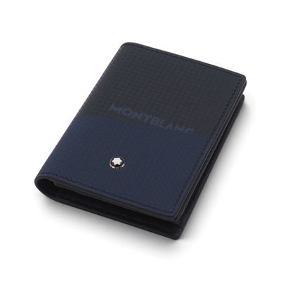 Le portefeuille est noir et comporte un bouton argenté sur le devant.