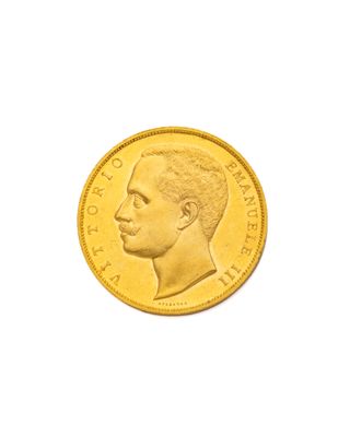 gros plan d'une pièce d'or sur fond blanc