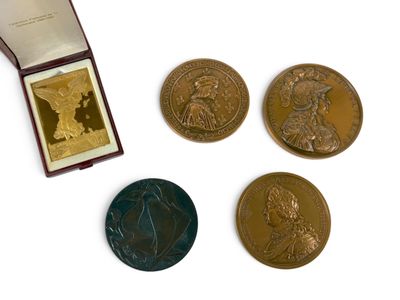 trois pièces d'or et d'argent et une petite boîte sur laquelle est représentée une femme
