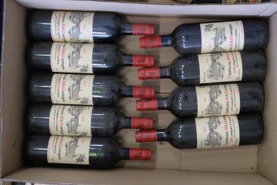 six bouteilles de vin rouge dans un carton sur une table