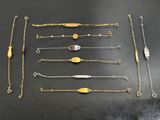 un ensemble de bracelets en or et en argent sur un fond noir