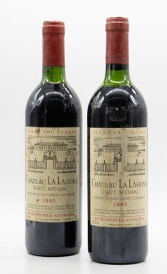 deux bouteilles de vin rouge sont posées l'une à côté de l'autre