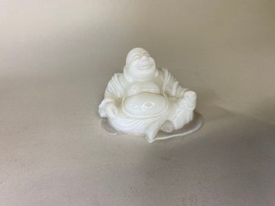 Chine, travail moderne, Bouddha milefo en verre.
