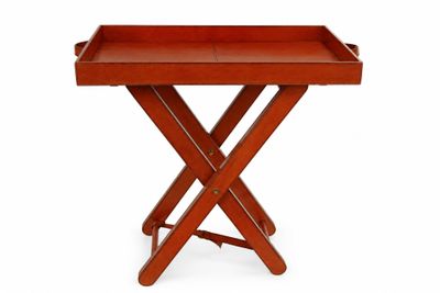 une image représentant un plateau en bois posé sur un support, sur fond blanc