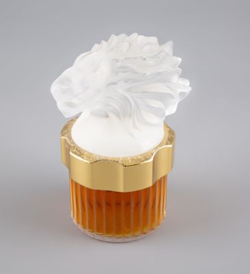 un cupcake décoré d'une fleur en glaçage