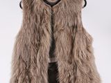 Ce gilet est en imitation fourrure et possède une doublure en fourrure.