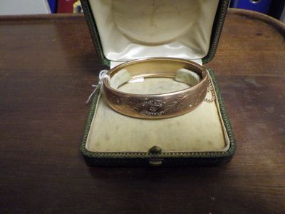 une bague dans une boîte posée sur une table