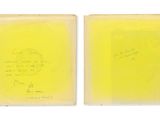 deux feuilles de papier jaune sur lesquelles sont inscrits des mots, posées sur une surface blanche