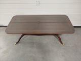 une photo d'une table basse avec un plateau en bois dans un garage
