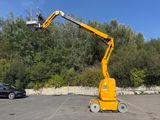 une grue jaune qui se trouve sur un parking