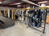 un portemanteau dans un magasin de vêtements, sur lequel sont suspendus de nombreux vêtements