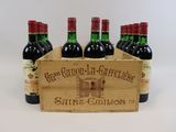 six bouteilles de vin dans une caisse en bois posée sur une surface blanche
