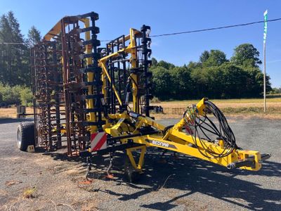 une photo d'une grosse machine garée sur le bord de la route