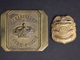 deux badges de police sur une surface noire avec un petit badge