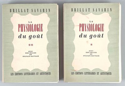 deux livres posés l'un à côté de l'autre sur une table