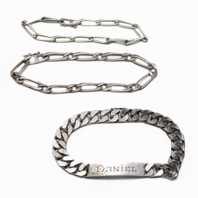 un gros plan d'un bracelet à maillons et un bracelet à maillons sur fond blanc