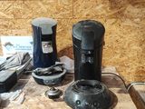 une cafetière et d'autres objets posés sur une table