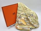 une boîte orange sur laquelle est posé un foulard, à côté d'un livre