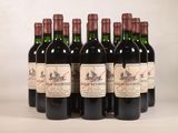 six bouteilles de vin rouge sont alignées