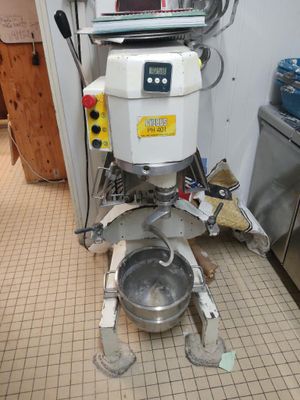 une machine posée sur le sol de la cuisine