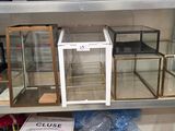 une étagère en métal surmontée de plusieurs vitrines
