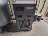 une machine posée au sol à côté d'un char