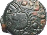 une pièce de monnaie ancienne sur laquelle figure le portrait d'une femme