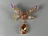 Broche en forme de libellule plaquée or, ornée de cristaux Swarovski et de cristaux multicolores