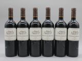 six bouteilles de vin rouge sont alignées