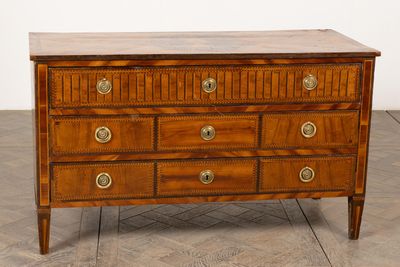 Commode dite pantalonnière en bois de placage et marqueterie…