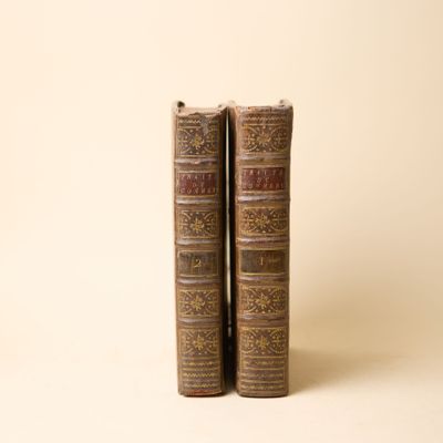deux livres posés côte à côte sur une table