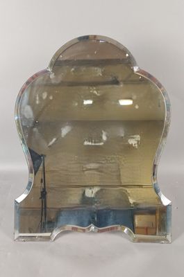 un miroir posé sur une table