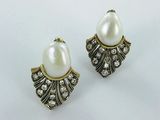 une paire de boucles d'oreilles en perles et diamants
