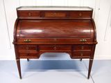 un petit bureau surmonté d'un miroir